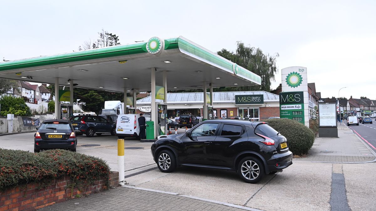 Petrol shortages due to the lack of lorry driversepa09484819 A BP petrol station is pictured in London, Britain, 24 September 2021. A small number of petrol stations were closed due to the lack lorry drivers in the UK.  EPA/FACUNDO ARRIZABALAGA Dostawca: PAP/EPA.FACUNDO ARRIZABALAGA