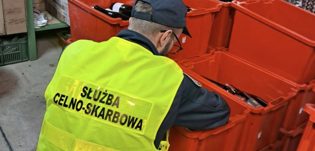Wino bez akcyzy w Kaliszu. 450 litrów trunku i mandat dla winiarza