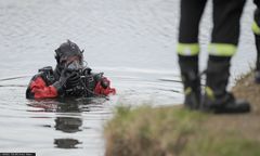Tykocin. Samochód wpadł do Narwi. Akcja nurków wznowiona będzie w poniedziałek