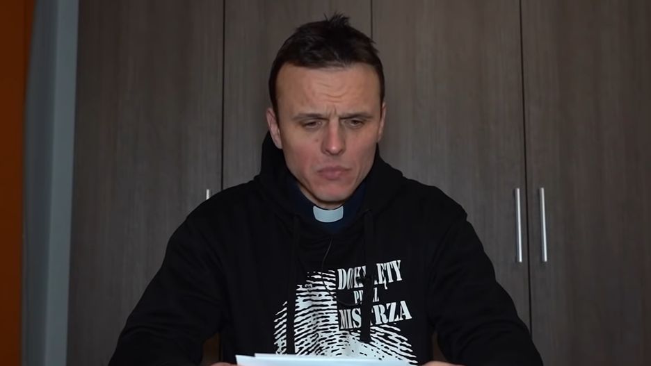 Ksiądz Rafał Główczyński zdradził, ile dostaje w kopertach, gdy chodzi po kolędzie 