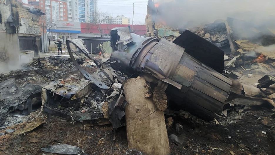 zniszczeniaCzernih�w, Ukraina, 04.03.2022. Zniszczenia powsta�e w wyniku zestrzelenia przez si�y ukrai�skie rosyjskiego samolotu, 5 bm. w pobli�u Czernihowa. W wyniku zestrzelenia uszkodzone zosta�y domy i budynki gospodarcze. Znaleziono r�wnie� 3 bomby lotnicze. Trwa rosyjska inwazja na Ukrain�. (kf) PAP/DSNSDSNSagresja, budynki, domy, gruz gruzu, inwazja, na Ukrain�, na Ukrainie, po�ar, Rosji, rosyjska, rosyjskiego, samolotu, uderzenie, usuwanie, wojna, zestrzelenie, zniszczenia