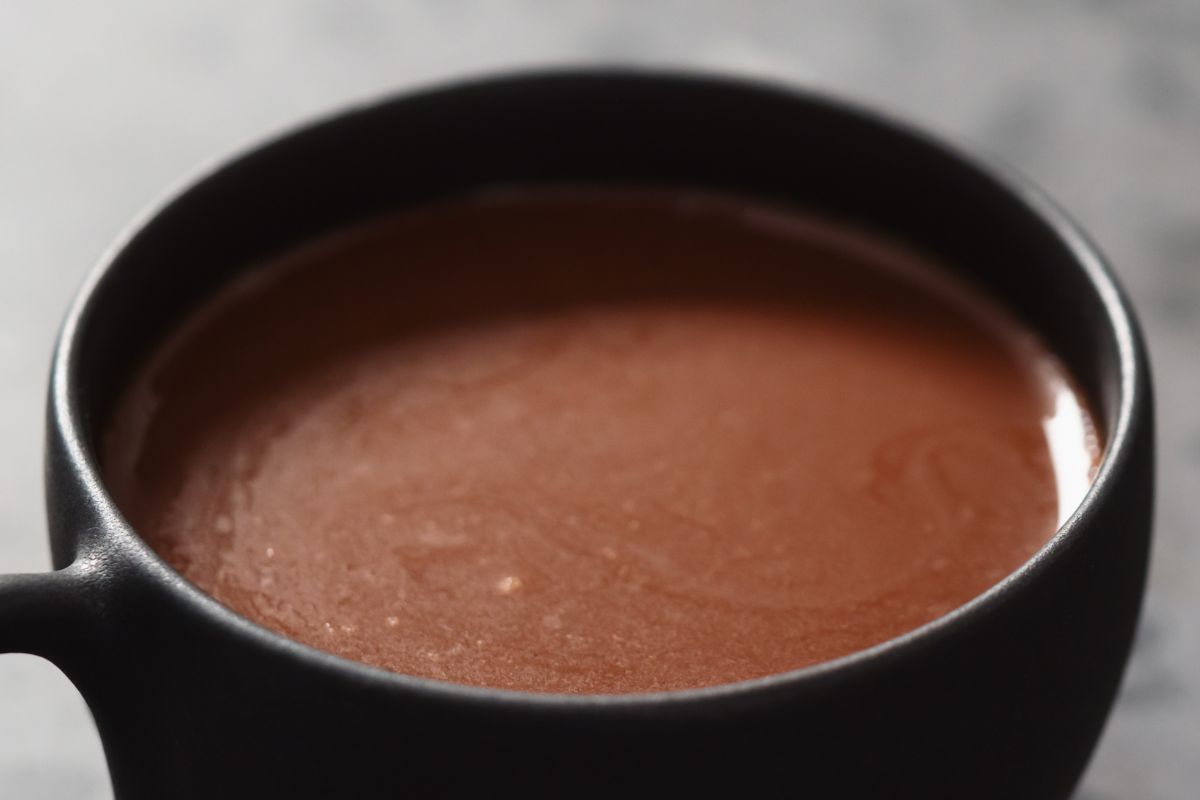 Zamiast kawy seniorzy powinni wybrać inny napój. Wspiera ochronę przed udarem i zawałem