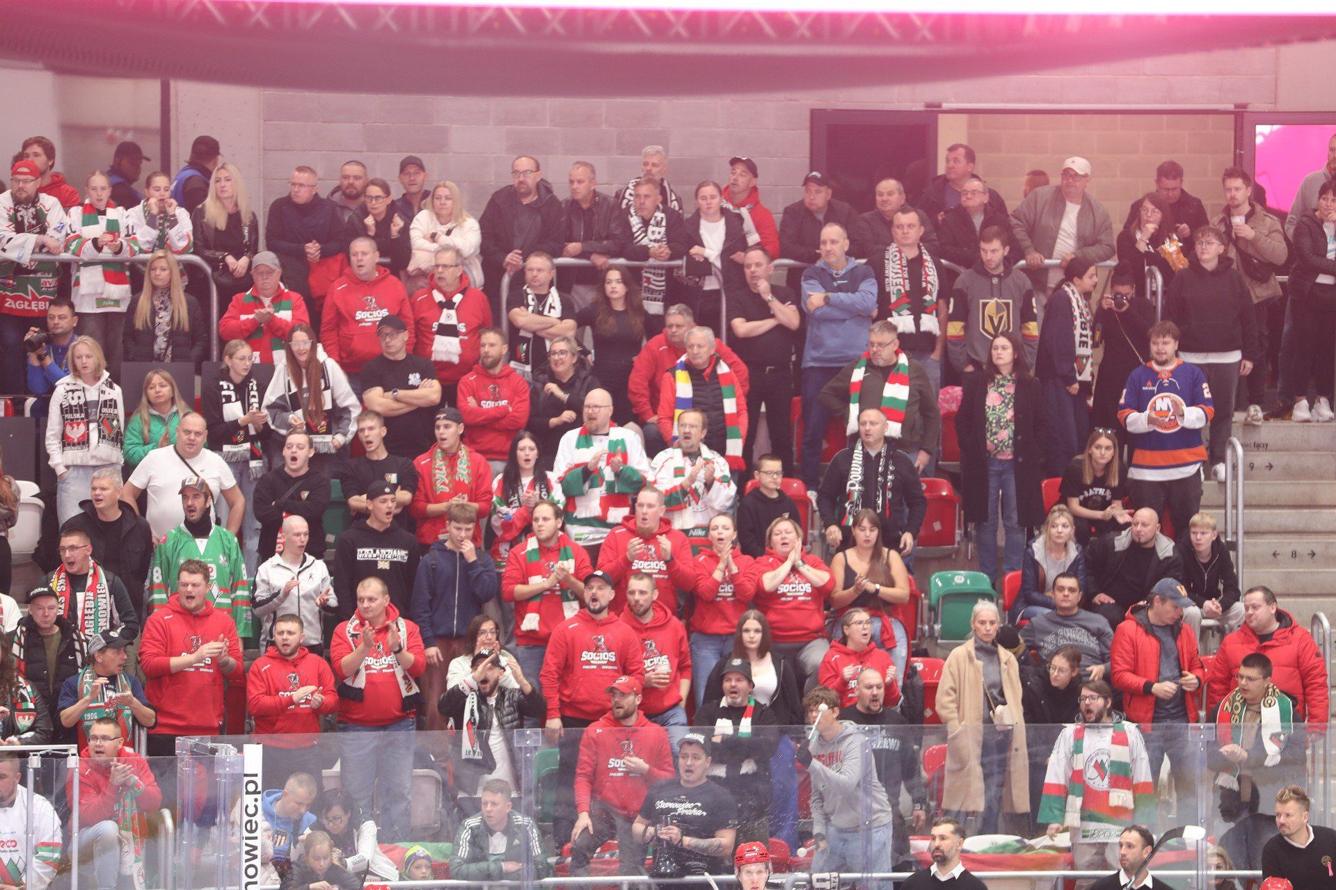 Sosnowieccy kibice tłumnie wypełniają trybuny Stadionu Zimowego na meczach Zagłębia