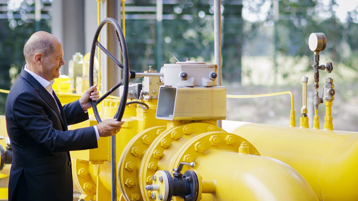 Na zdjęciu kanclerz Olaf Scholz z wizytą w elektrociepłowni