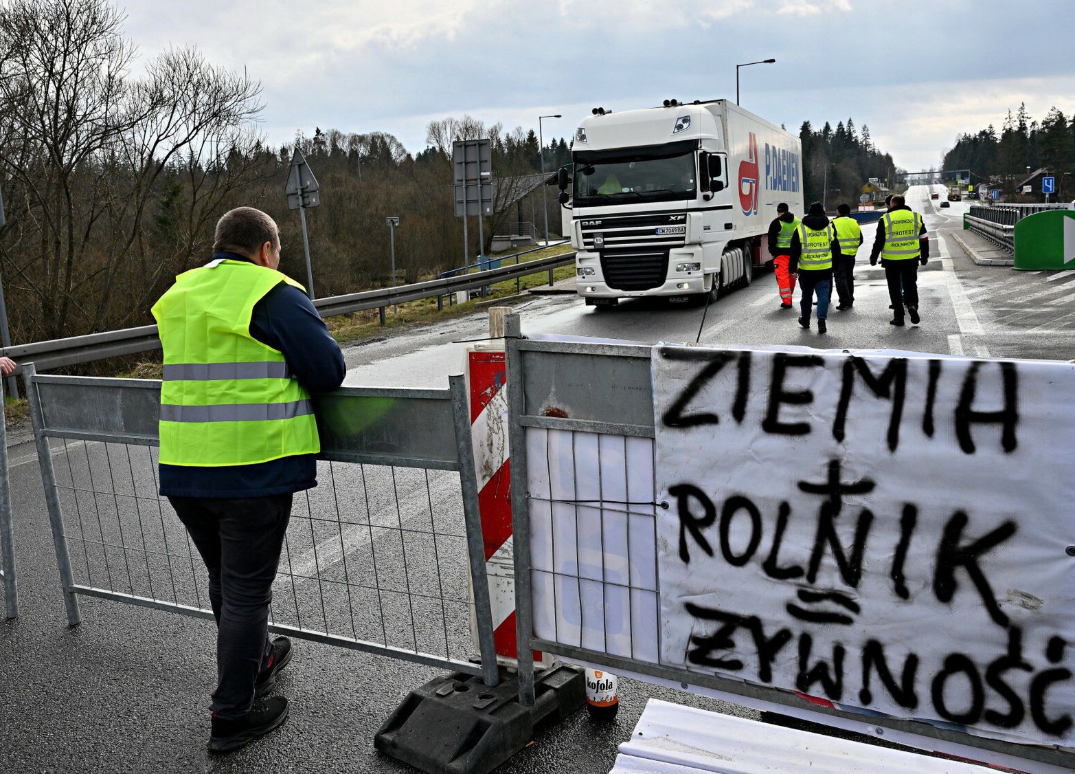 Protest rolników. Na fot. blokada przejścia granicznego w Chyżnem. Jednak 20 marca rolnicy planują około 600 protestów na drogach