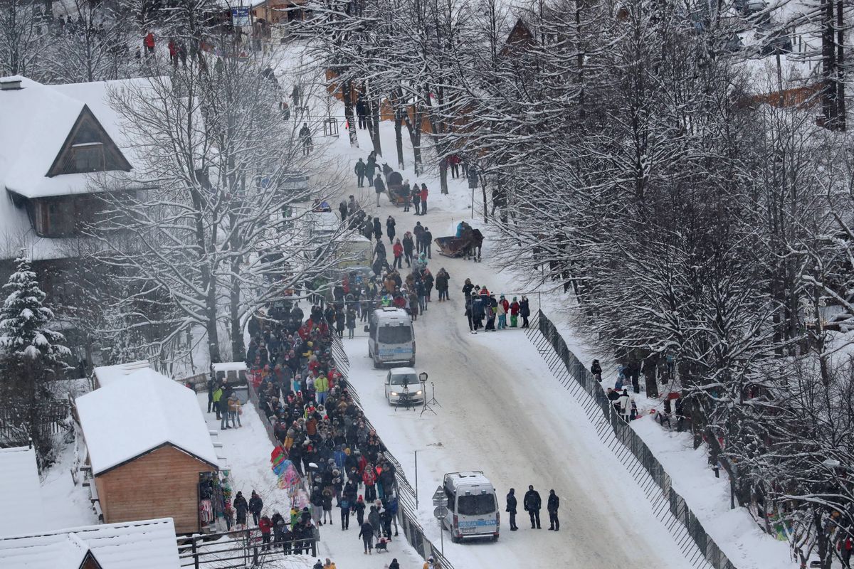 Polacy spędzają weekend w Zakopanem po poluzowaniu obostrzeń związanych z pandemią koronawirusa