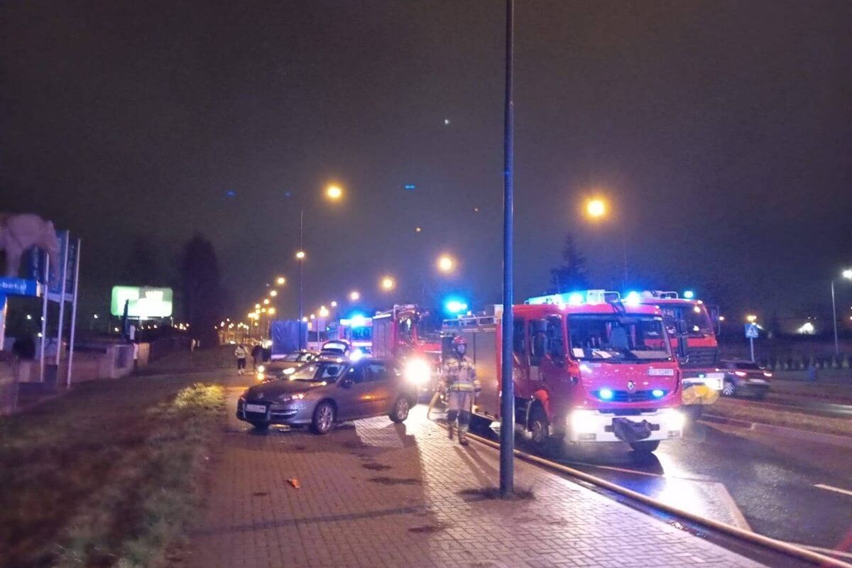 Renault uderzył w autobus miejski na ul. Pancerniaków, po czym oba pojazdy stanęły w ogniu