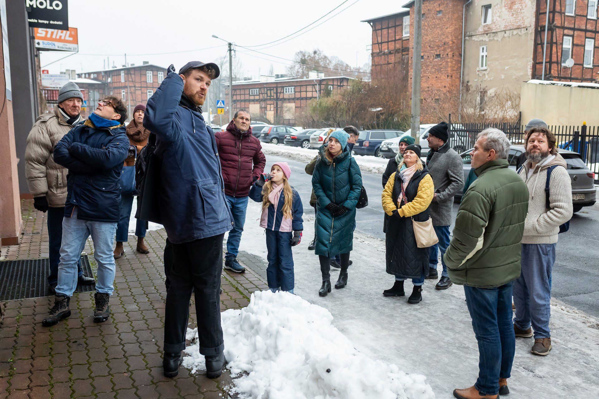 Przystankami na trasie spaceru były przygotowane wystawy. Jedną z nich zorganizowano w budynku dawnej &#34;Kobry&#34; przy ul. Kościuszki 27.