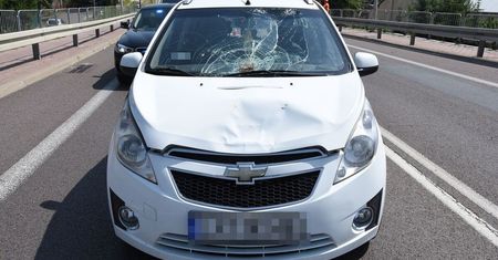 Kobieta wbiegła pod nadjeżdżający samochód. Z obrażeniami ciała trafiła do szpitala