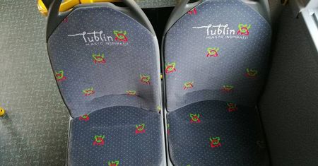 Pasażerowie nie mogli uwierzyć w to, co zdarzyło się w autobusie. Ktoś oddał mocz na siedzenie