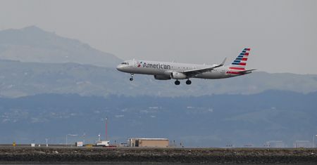 23,5 miliona dolarów. Pilot American Airlines wytoczył proces
