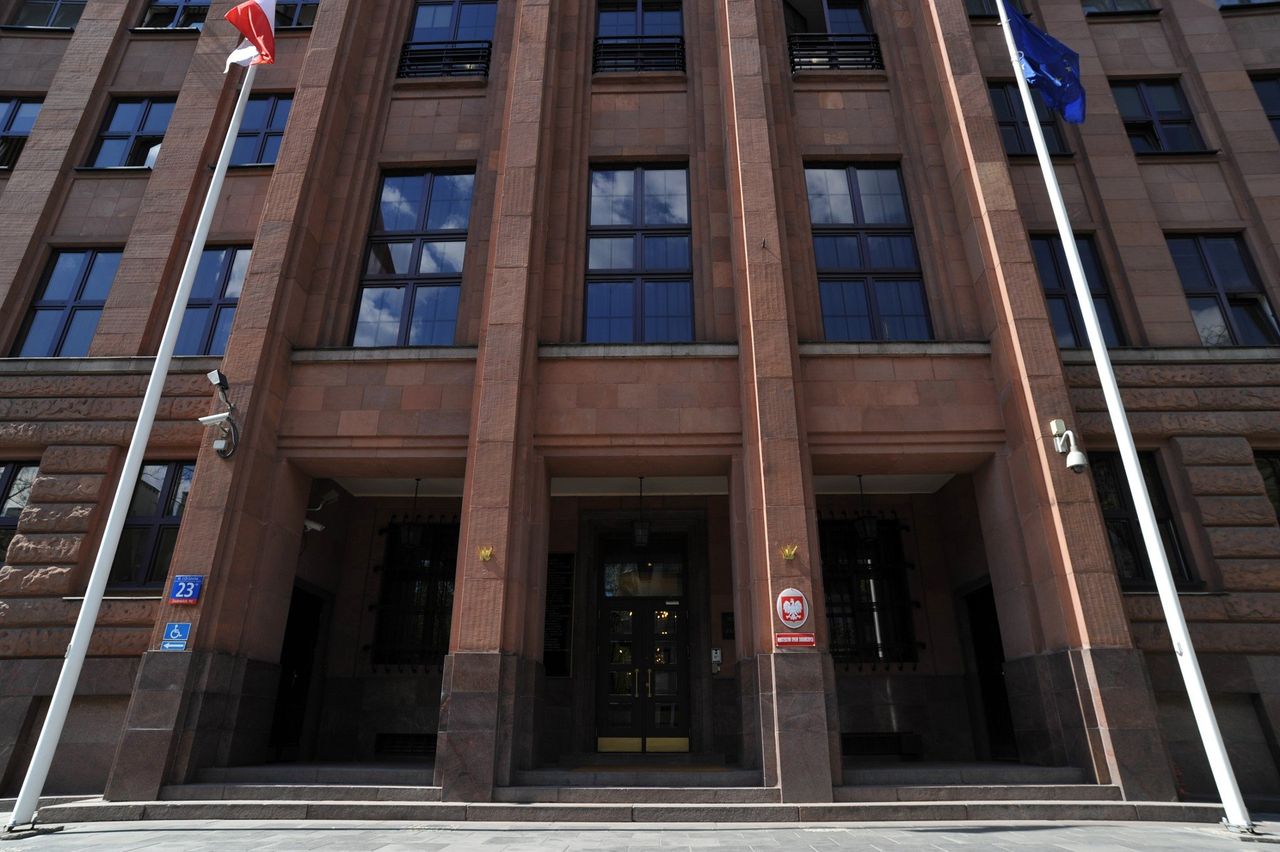 Mniej chętnych do pracy w administracji. Urzędy łagodzą kryteria