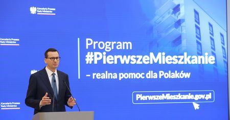 Kolejki do deweloperów w oczekiwaniu na rządowy program. "Podsuwają umowy"