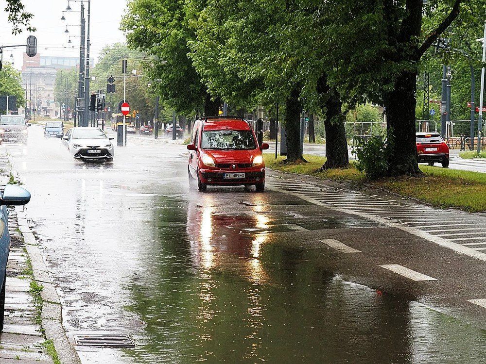 Deszcz dała się we znaki pieszym i kierowcom