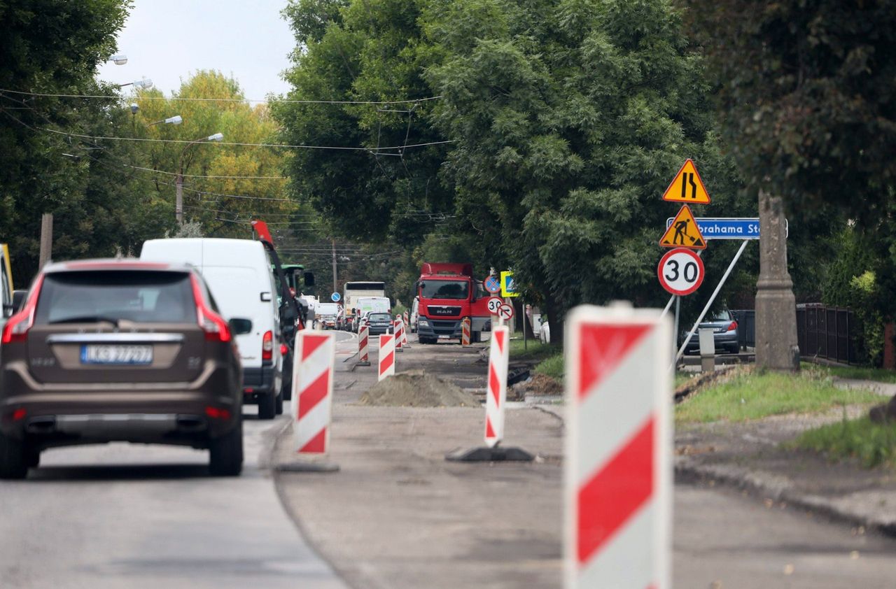 Lublin: Zmiany dla kierowców na ul. Kunickiego. Nocne układanie asfaltu