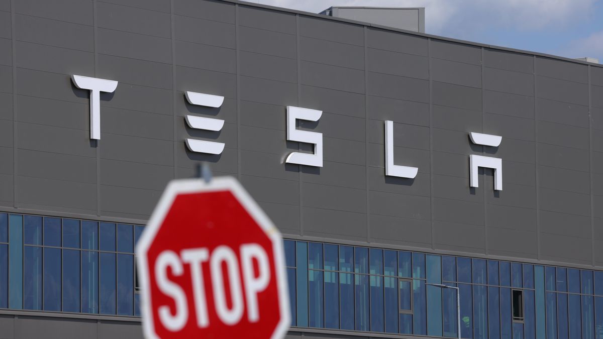 Tesla To Quadruple Production At Gruenheide Plant
GRUENHEIDE, GERMANY - JULY 17: A stop sign stands near the Tesla logo at the Tesla factory on July 17, 2023 near Gruenheide, Germany. Tesla will reportedly present its plans tomorrow to expand production at the factory, from thee current level of approximately 250,000 cars per year to one million. The plan calls for the construction of a new assembly hall that will be the size of 60 soccer fields, which is likely to draw opposition from local communities.  (Photo by Sean Gallup/Getty Images)
Sean Gallup
bestof, topix