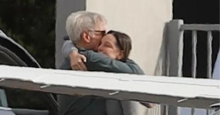 81-letni Harrison Ford przyuważony na czułościach z młodszą o ponad 20 lat ukochaną. Słodka para? (ZDJĘCIA)