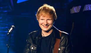 Ed Sheeran udzielał wywiadu, gdy zadzwonił telefon. Miny dziennikarzy bezcenne
