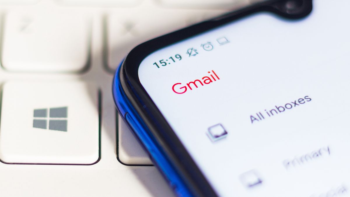 BRAZIL - 2020/10/18: In this photo illustration the Gmail (email) logo seen displayed on a smartphone. (Photo Illustration by Rafael Henrique/SOPA Images/LightRocket via Getty Images)