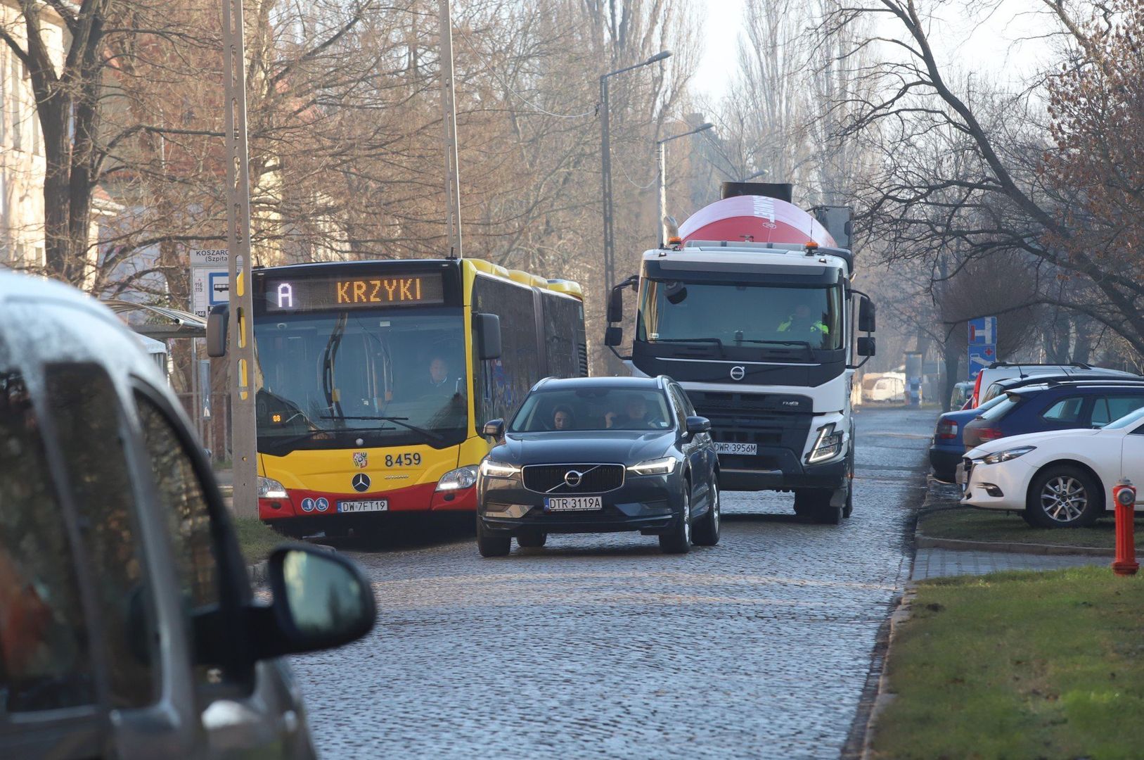 Na wąskiej Koszarowej, autobusy i inne większe pojazdy mają problem z mijaniem się. Zmienić ma to przebudowa.