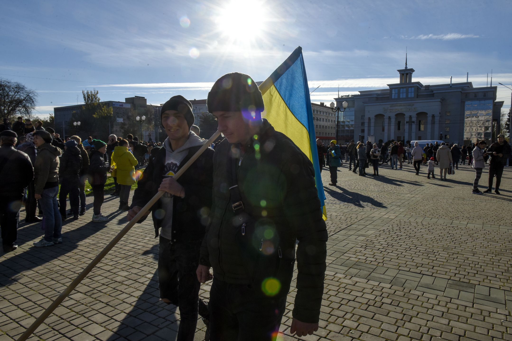 Ukraine's President Zelensky visits recaptured city of Kherson
epa10305761 People attend  a patriotic rally in the recaptured city of Kherson, Ukraine, 14 November 2022. Ukrainian troops entered Kherson on 11 November after Russian troops had withdrawn from the city. Kherson was captured in the early stage of the conflict, shortly after Russian troops had entered Ukraine in February 2022.  EPA/OLEG PETRASYUK 
Dostawca: PAP/EPA.
OLEG PETRASYUK