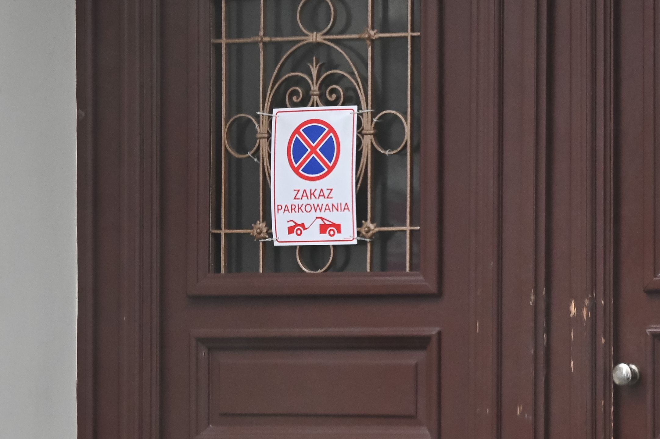 Maciej Musiał zaparkował na zakazie