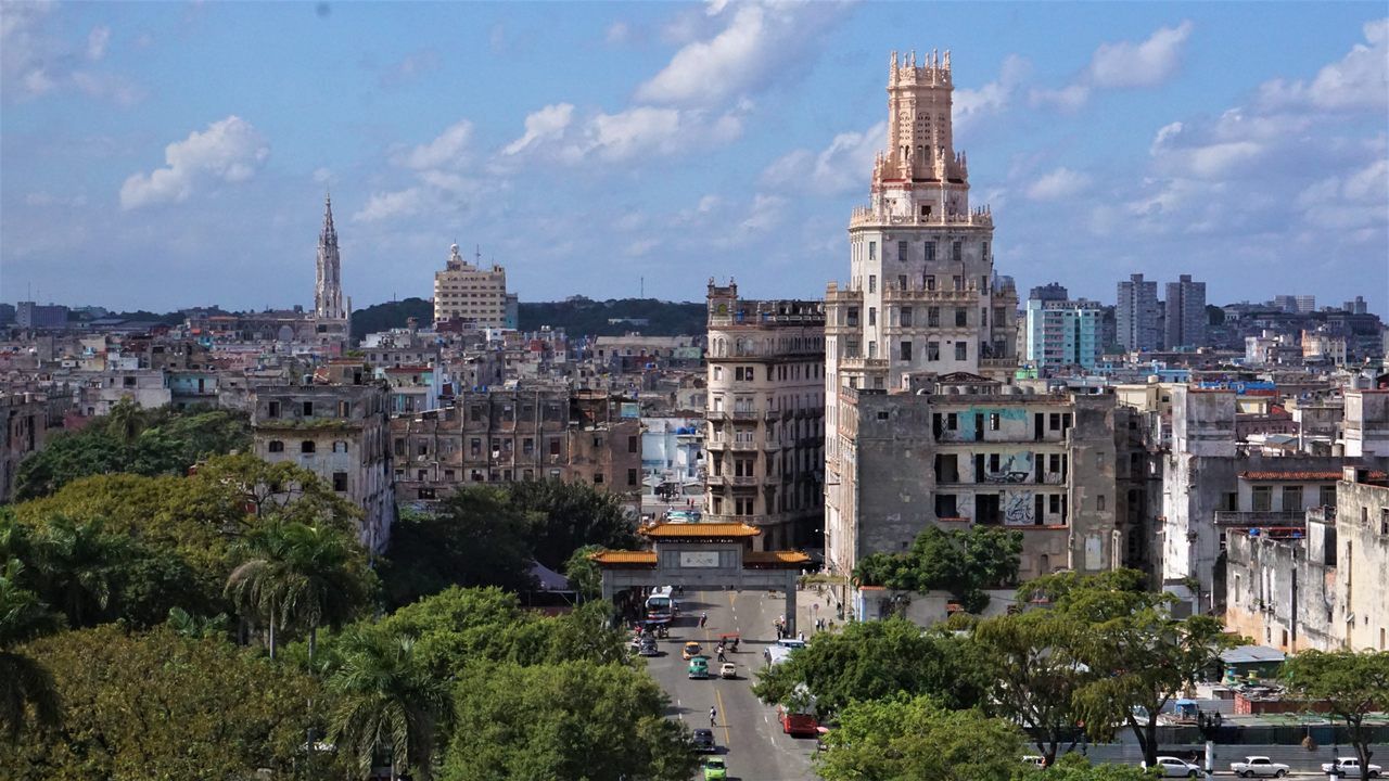 Widok z hotelu Saratoga w Hawanie