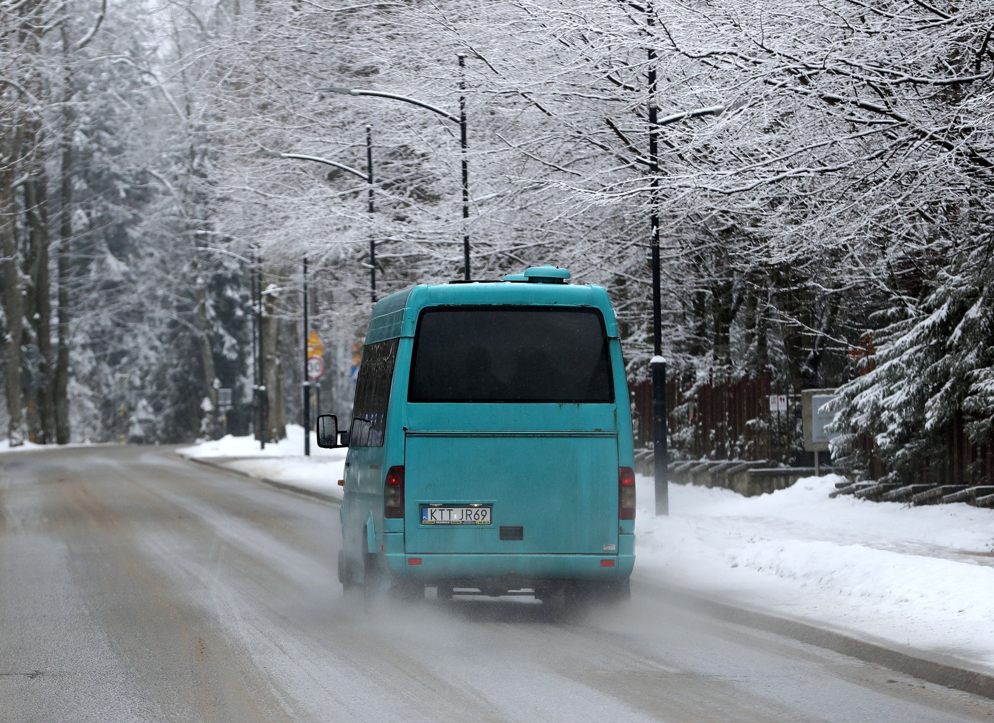 Zakopane 01.04.2022. Opady śniegu w Zakopanem. Po okresie słonecznej, wiosennej pogody temperatura się obniżyła i spadł śnieg. (kf) PAP/Grzegorz Momot