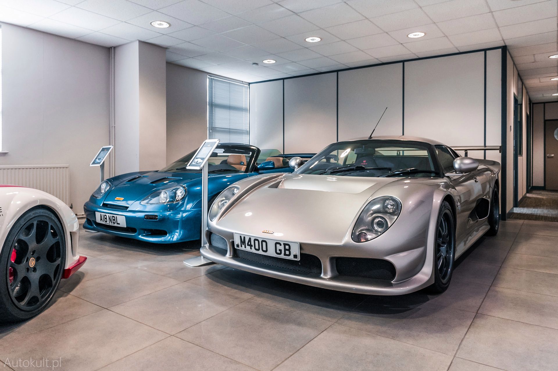 Noble M10 z 1999 roku i M400 z roku 2004 w siedzibie marki (fot. Konrad Skura)