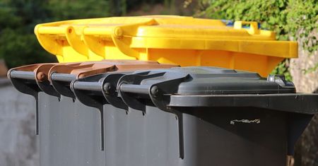 Gminy mają dość. Rząd bierze się za tych, co unikają opłat za śmieci