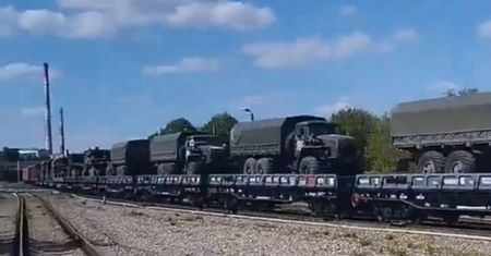 Rosjanie znów ściągają posiłki. Potężny transport zmierza na front