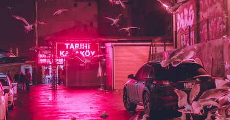 Nocne życie miast w blasku neonów na zdjęciach Elsy Bledy