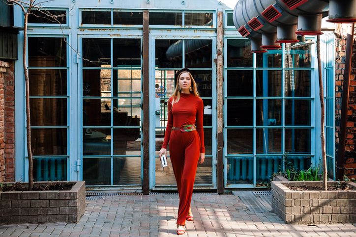 Kombinezony na wesele zamiast sukienki. Połącz wygodę i elegancję w jeden stylowy strój