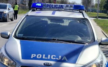 Zobaczyła ich przez okno. Dziewczynka płakała. Mężczyzna leżał obok