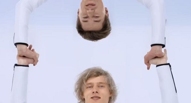 Akrobacje skoczków narciarskich reklamują zasięg czterech sieci w Play (wideo)