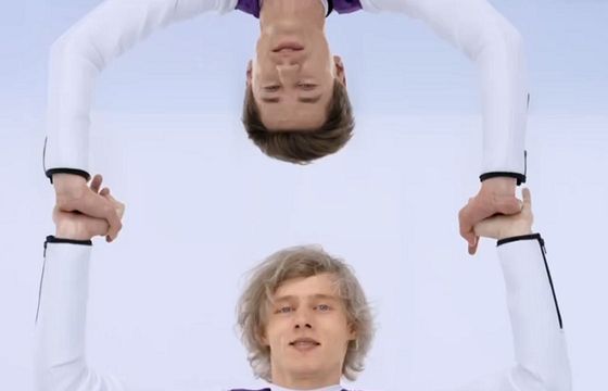 Akrobacje skoczków narciarskich reklamują zasięg czterech sieci w Play (wideo)