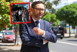 Obajtek maszeruje z pielgrzymką. Uwagę zwraca jego strój