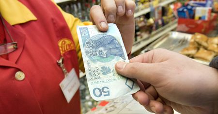 Wycofują gotówkę. Ekspert: "To zły pomysł"