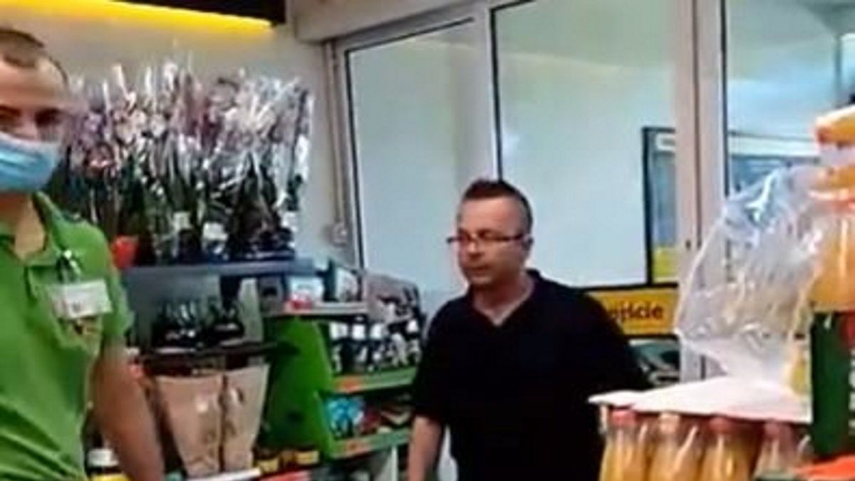 Agresywny klient zwyzywał pracownika pracownika krakowskiej Biedronki