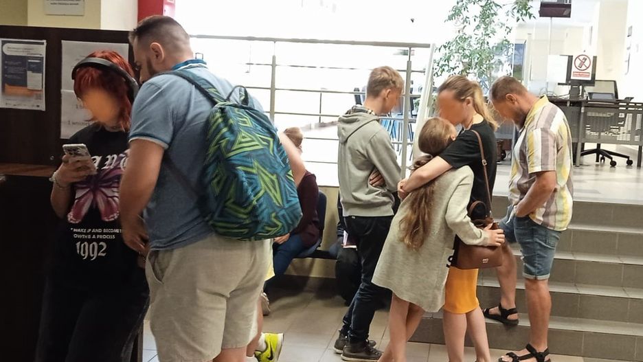Przej wejściem do punktu paszportowego w Gdańsku zawsze oczekuje się spora grupa ludzi