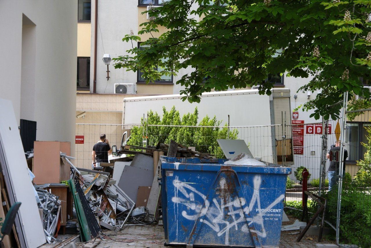 Dostawczak wjechał w budynek sądu w Warszawie