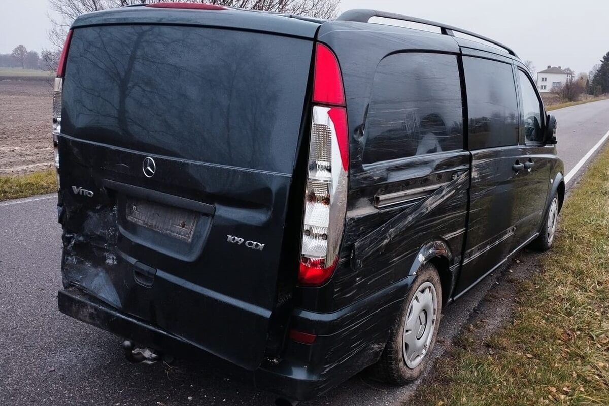 KIA uderzyła w tył mercedesa