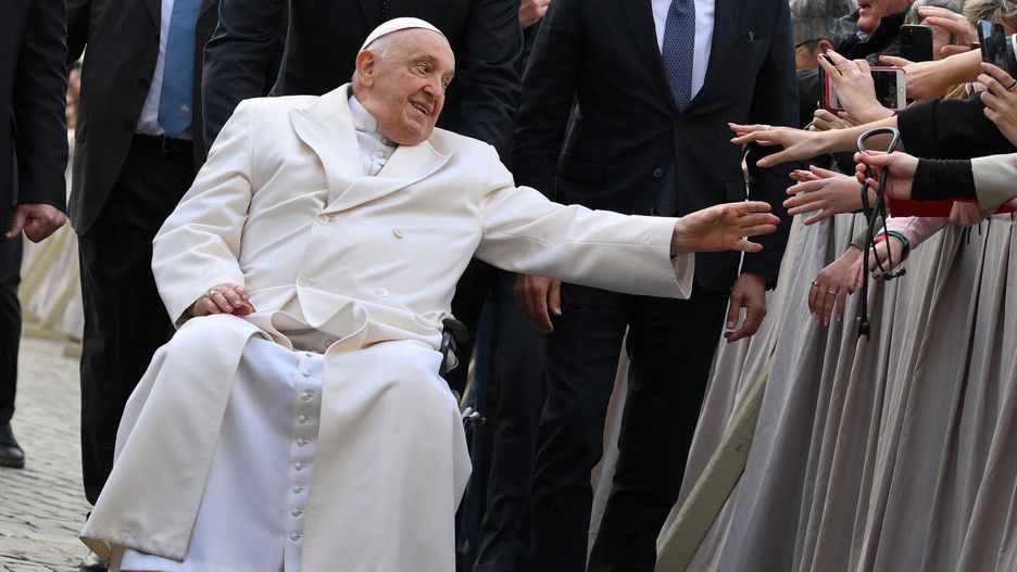 epaselect epa11201590 Pope Francis, sitting on a wheelchair, greets the faithful as he leaves at the end of his weekly general audience in Saint Peter's Square, Vatican City, 06 March 2024. EPA/ETTORE FERRARI Dostawca: PAP/EPA.