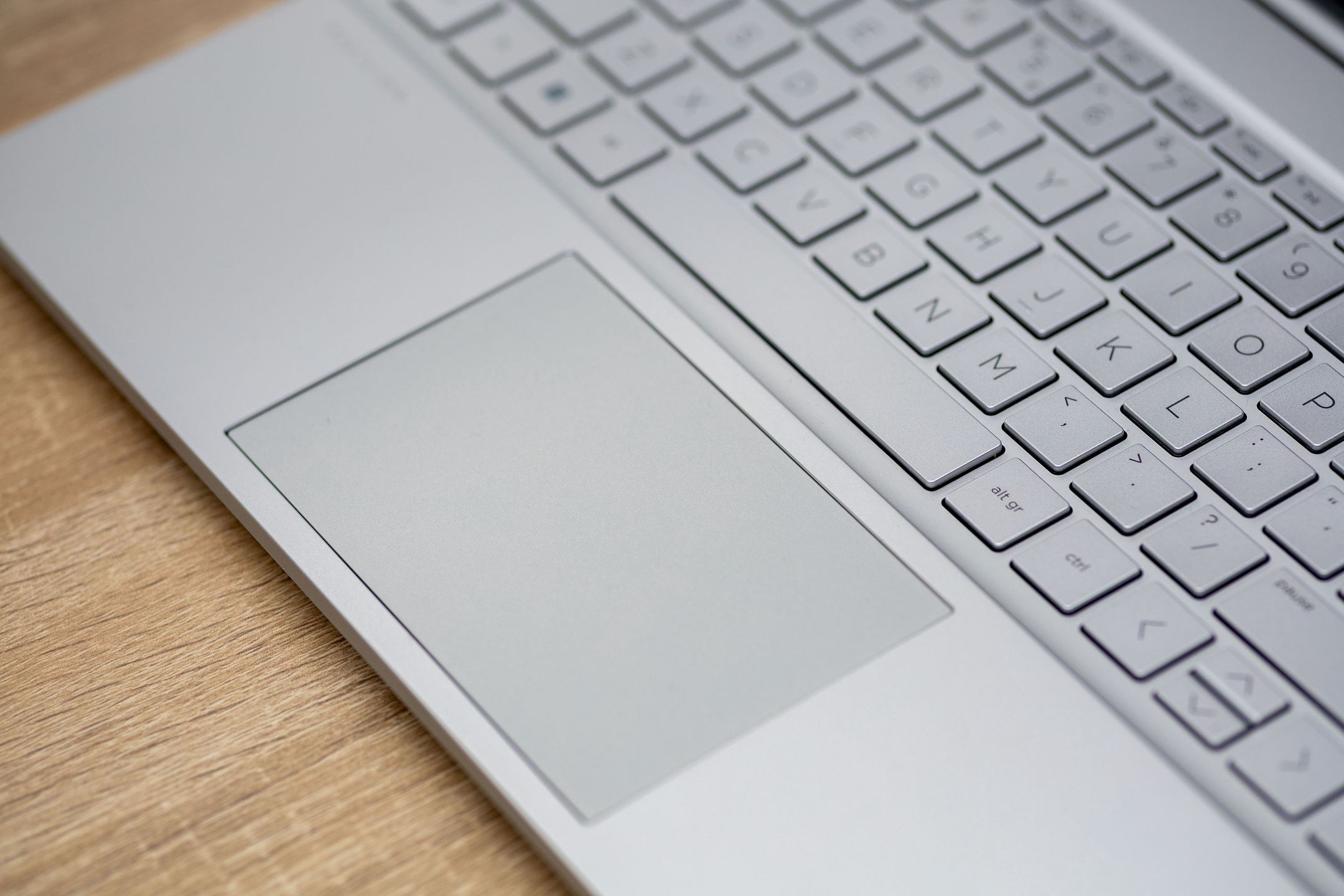 Aluminiowa obudowa laptopa wokół touchpada jest ścięta i wypolerowana, przez co sprawia wrażenie dodatkowej ozdobnej ramki – wygląda to pięknie!