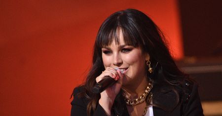 Ewa Farna odwiedziła seniorów. Śpiewała im pod oknami