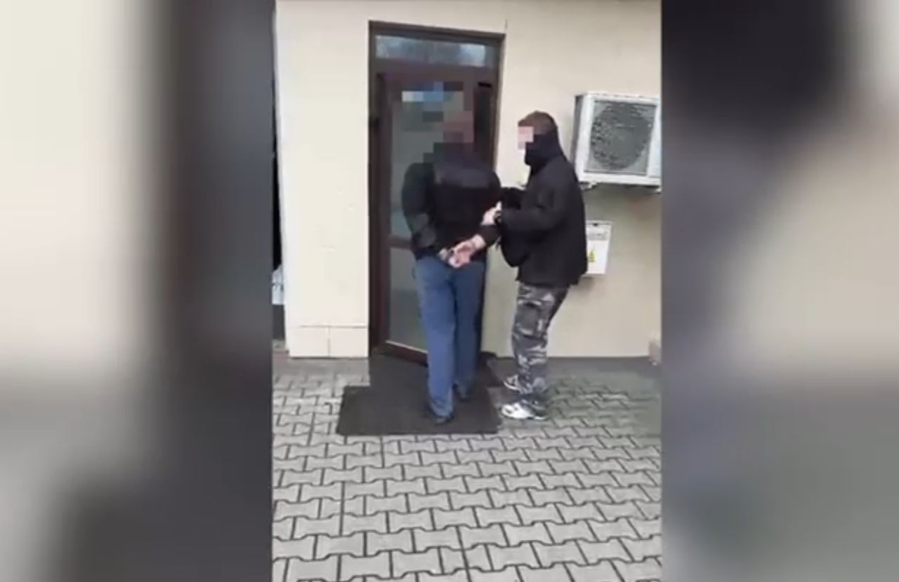 "To jest kpina". Obnaża się przed dziećmi, zostanie na wolności