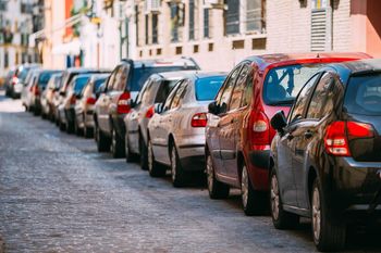 Wojna o osiedlowy parking. "Człowiek walczy o kawałek asfaltu pod blokiem"