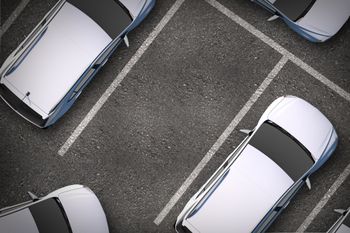 Bydgoszcz: Absurd w centrum. Na miejscach parkingowych przy ul. 20 stycznia stoją słupki