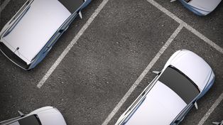 Bydgoszcz: Absurd w centrum. Na miejscach parkingowych przy ul. 20 stycznia stoją słupki
