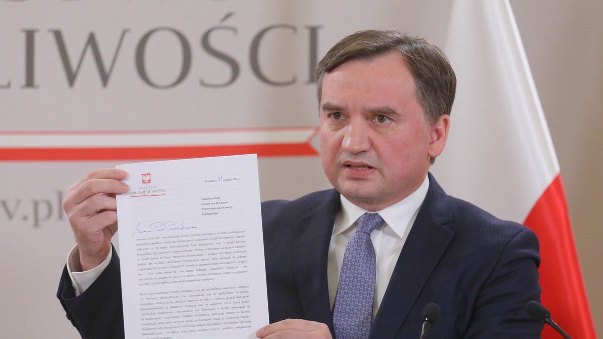 Warszawa, 11.12.2021. Minister sprawiedliwości Zbigniew Ziobro podczas konferencji prasowej w siedzibie resortu w Warszawie, 11 bm. Temat spotkania: List do przewodniczącej KE w sprawie ujawnionej przez media politycznej korupcji w TSUE. (kf) PAP/Paweł Supernak